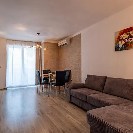 Deluxe With 2 Bedroom In Center Апартамент Варна
